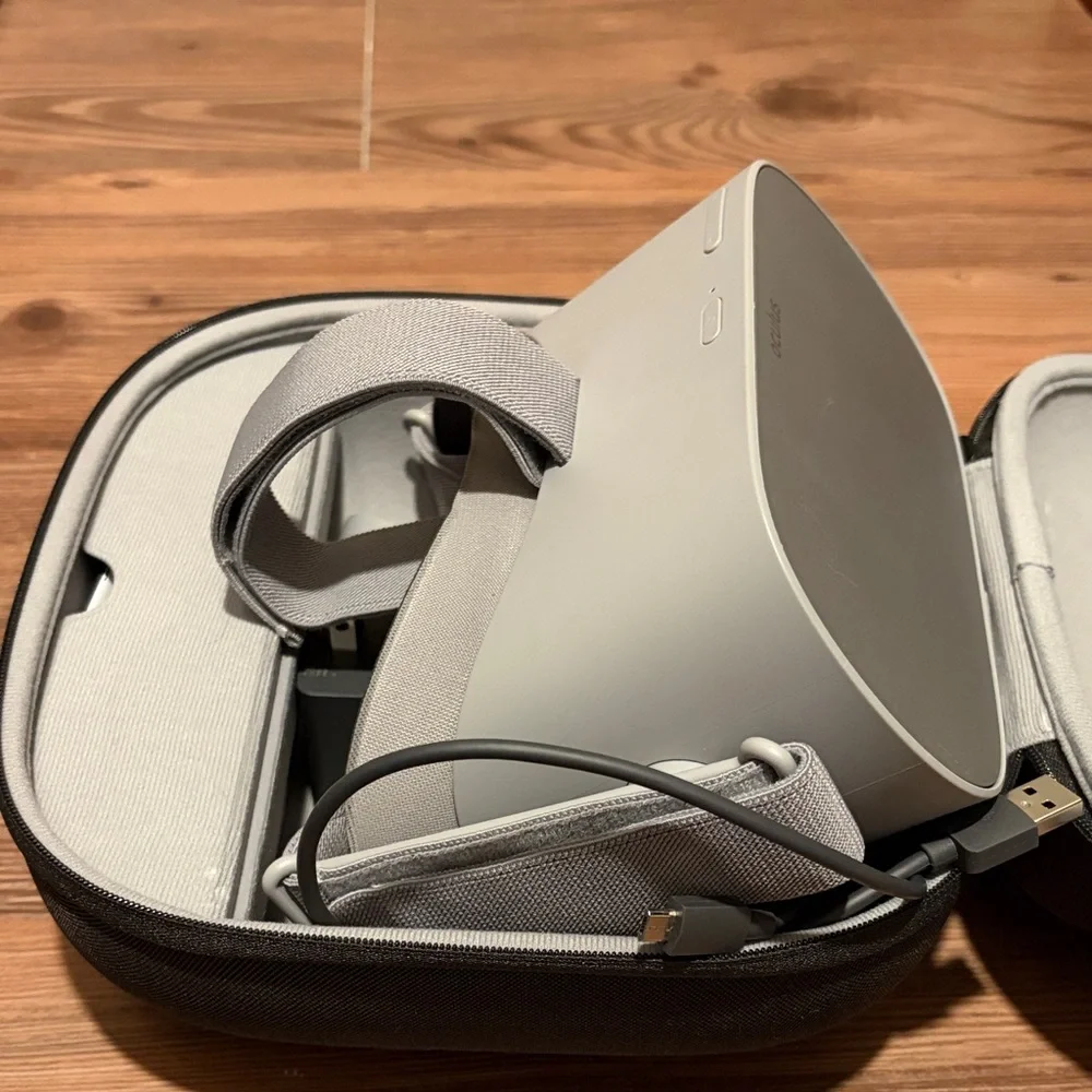 Oculus Gray Standalone VR Headset with Case